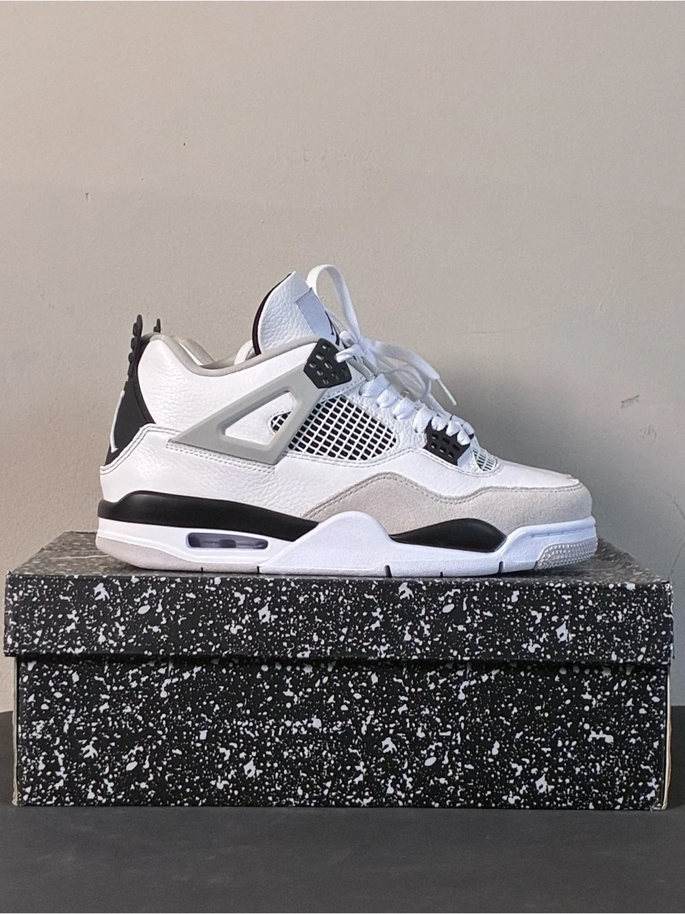 Jordan Men's White Black and Gray Retro Sneakers
